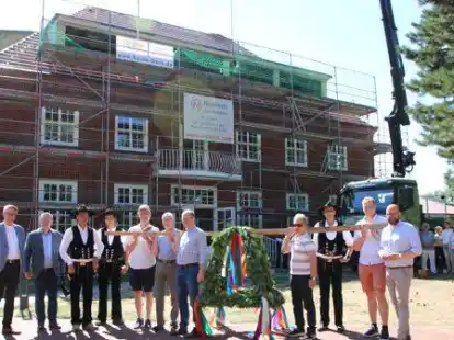 Der zweite Bauabschnitt an der Katholischen Akademie Stapelfeld wurde nun mit einem Richtfest gefeiert. Die Nachbarn hatten traditionell die Richtkrone vorbei gebracht.