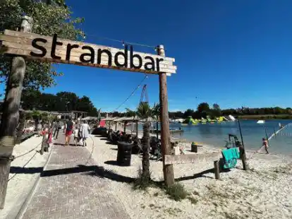 Die Strandbar ist das Tor zu den 700 Sitzen und den Wassersport-Angeboten.