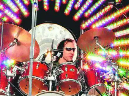 Nicht von schlechten Eltern: Kofi Bakers Vater Ginger Baker war Teil der bahnbrechenden britischen Psychedelic-Blues-Supergruppe &bdquo;Cream&ldquo;, mit der er gemeinsam mit Eric Clapton und Jack Bruce Rockgeschichte schrieb. Vor zehn Jahren baute Ginger Bakers Sohn Kofi Baker sein Schlagzeug im Fair Caf&eacute; auf.