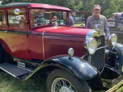 Hier gab es viel zu gucken: Beim Oldtimer-Treffen in Lindernerfeld pr&auml;sentierte Hartmut Bunjes seinen Ford A.