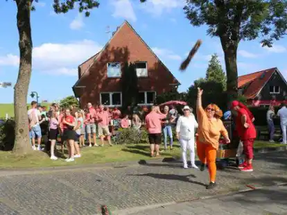 Besenwerfen C&auml;ciliengroden Siedlerfest 2022