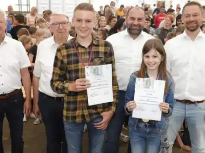 Das neue Kinderk&ouml;nigspaar der Sch&uuml;tzengilde Friesoythe wurde zum Festauftakt ausgerufen (von links): Heino de Buhr, Walter Beckmann, Kinderk&ouml;nig Henry Appel, B&uuml;rgermeister Sven Stratmann, Kinderk&ouml;nigin Marie Meyer und Raphael Opilski.