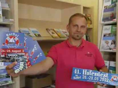 Mit Flyern und Schriftz&uuml;gen wirbt der Gesch&auml;ftsf&uuml;hrer der Touristik Bar&szlig;el-Saterland Jens Lindst&auml;dt f&uuml;r das 41. Hafenfest in Bar&szlig;el.