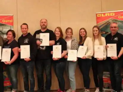 Ehrungen (v.l.): Dieter Wessel, Hedwig Fitze, Christoph Penning, Michael Einhaus, Alina Hellmann, Wiebke Thormann, Vera Tapken, Charlotte Bohmann, Thore Giencke und 1. Vorsitzender Simon Sander