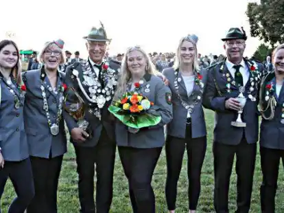 Neues K&ouml;nigshaus des SV Hoyerswege: Sabrina Goldenstedt (Jugend, von links), Hella Holldorf (Senioren), G&uuml;nter Richter (Herren), Leana Richter (Damen), Jenny Beverburg (Vogelk&ouml;nigin), Rainer J&uuml;chter (K&ouml;nig der K&ouml;nige) und Amelie Bakenhus (K&ouml;nigin der K&ouml;niginnen).