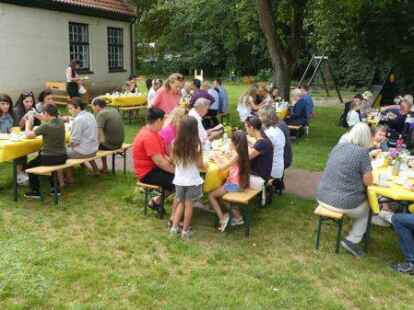 Vielleicht der Auftakt zu weiteren gemeinsamen Aktivit&auml;ten: Der Arbeitskreis Fl&uuml;chtlinge hatte gefl&uuml;chtete Ukrainerinnen und Ukrainer zu einem Austausch in den Pfarrgarten in Ganderkesee einladen.