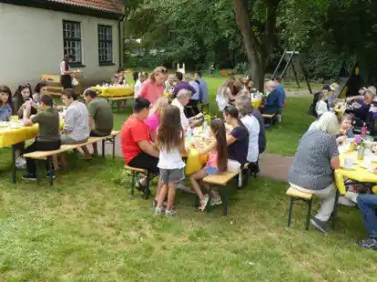 Vielleicht der Auftakt zu weiteren gemeinsamen Aktivit&auml;ten: Der Arbeitskreis Fl&uuml;chtlinge hatte gefl&uuml;chtete Ukrainerinnen und Ukrainer zu einem Austausch in den Pfarrgarten in Ganderkesee einladen.