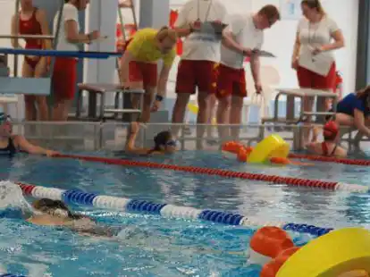 Unter anderem die DLRG-Ortsgruppe nutzt das Hallenbad als Trainingsst&auml;tte.