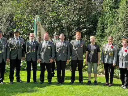Das amtierende K&ouml;nigshaus des Sch&uuml;tzenvereins Neerstedt mit (von links) Irmtraut Dekker, Heiner Vosteen, Heino Jakobs, Christoph Steenken, Malte Hempel, Markus Kurban, Frank Baumann, Pascal H&ouml;pfert, Lennart Strudthoff, B&auml;rbel Kuhlmann, Anne Bruns und Mareike Kuban