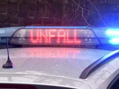 Streifenwagen mit Unfall-Warnung (Symbolbild): In Godensholt wurden bei einem Zusammensto&szlig; am Montag zwei Menschen verletzt.