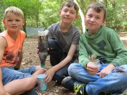 Pr&auml;sentieren ihren Wasserfilter: (von links) Kjell, Noah und Ole