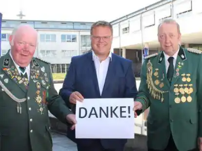Danken f&uuml;r die Spenden zugunsten der Flutopfer im Ahrtal: Ehrenkreissch&uuml;tzenpr&auml;sident Walter Thie (von links), Landrat Tobias Gerdesmeyer und Klaus Bohmann.