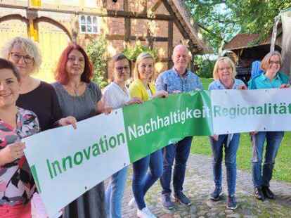 Pr&auml;sentierten vor der Kulisse des Vielstedter Bauernhauses das Motto f&uuml;r den gemeinsamen Messestand: Raissa Wischnewski (v.l.), Sabine Pr&ouml;&szlig;ler, Kirsten Erdmann, Regina Wolff, Christine Gronemeyer, Roland Arndt, Marina Franz, Christa Linnemann und Martina Weisensee.