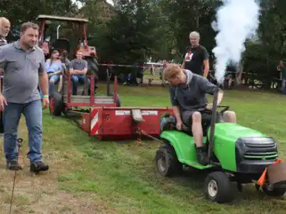 Birkenfest in R&uuml;dershausen mit Rasenm&auml;herpulling