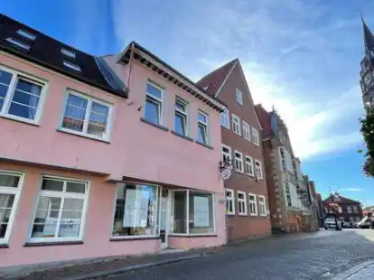 In dem rosa get&uuml;nchten Geb&auml;ude war bis Mitte veergangenen Jahres ein Friseursalon ans&auml;ssig. Nach mehreren Monaten des Leerstands hat die Stadtverwaltung Jever das Objekt angemietet und will dort weitere B&uuml;ro-Arbeitspl&auml;tze einrichten.