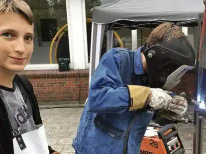 Schwei&szlig;en wie die Profis: Nick Grimm (links) schaut begeistert zu, wie die Funken spr&uuml;hen. Dieses Foto entstand bei der 1. Aper Ausbildungsmesse 2019.