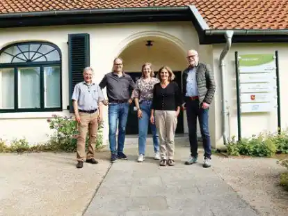 Die Lenkungsgruppe von LIZA  (von links): Dieter Grausdies (Projektmitarbeiter), Peter Hullen (1. Vorsitzender), Sophie Lindemann (Projektleiterin), Bettina H&uuml;niken (3. Vorsitzende) und Uwe Meiners (Pr&auml;sident der Oldenburgischen Landschaft).