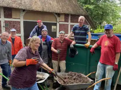 Vor der Kate: Rund ums Haus haben (von links) Horst Sudholz, Werner Kaps, Doris Zietlow, Rainer Zietlow (hinten), Eckart Kelch, Lothar Drummer, Alfred Thiel und Heinz Backhaus aufger&auml;umt.