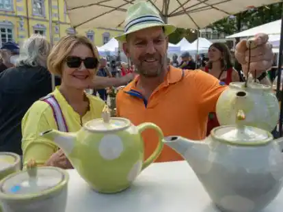 Beim St&ouml;bern auf dem Keramikmarkt: Susanne Lenz und Florian Grab.  Fotos: Sascha St&uuml;ber