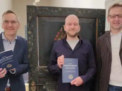 Menno Ehme Aden (Mitte) mit seinem Buch &bdquo;&Uuml;ber die friesische Sprache des osterlauwersfriesischen/ostfriesischen Kulturraumes&ldquo; und Verleger Florian Isensee (links) und Stefan Meyer (rechts), der neben dem Plattdeutschen bei der Oldenburgischen Landschaft auch f&uuml;r das Saterfriesische Referent ist.