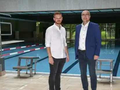 Cloppenburgs Erster Stadtrat Wigbert Grotjan (rechts) begr&uuml;&szlig;t Bastian Tegenkamp als neuen Betriebsleiter im Soestebad.