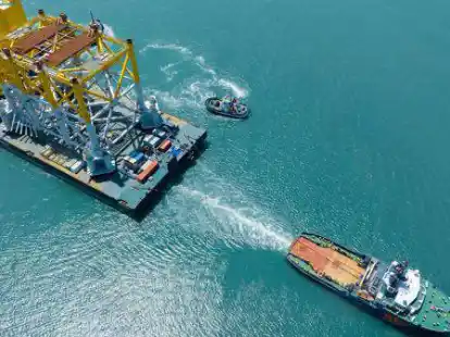 Die Konverterstation &bdquo;Dolwin kappa&ldquo; wird von Spanien in die Niederlande geschleppt und von dort dann in den DolWin-Offshorepark. Bereits 2023 soll sie ans Netz gehen und rund eine Million Haushalte versorgen.