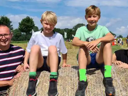 Adrian (von links), Till, Mika und Andrea leben in der Schweiz. Die Familie macht in Butjadingen Urlaub und hat die M&ouml;glichkeit genutzt, bei, schottisch-friesischen Mehrkampf auf dem Hof Iggewarden mitzumachen.