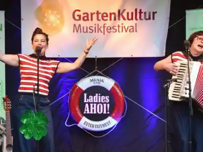 Das Duo &bdquo;Ladies Ahoi!&ldquo; sorgte f&uuml;r viel Spa&szlig; beim Gartenkultur-Musikfestival der Familie Suhrkamp in Sandhatten.