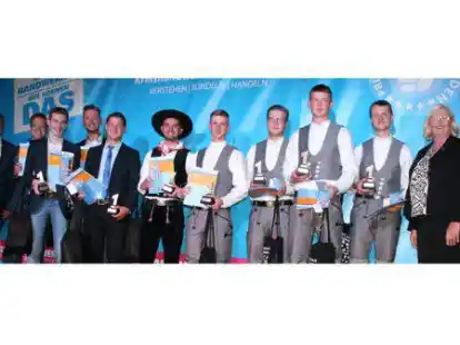 Die elf Diplom-Tr&auml;ger mit dem Handwerkskammerpr&auml;sidenten Eckhard  Stein und Vizepr&auml;sidentin  Irene Lammert (rechts) sowie Kreishandwerksmeister Andreas Theilen  und Landrat  Tobias Gerdesmeyer (links).