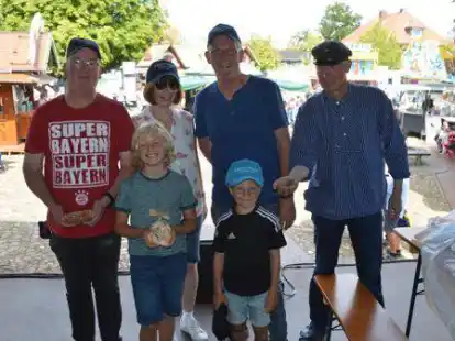 Die Sieger des Krabbenpul-Wettbewerbs mit Wieland Rosenboom (rechts).