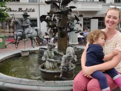 &bdquo;Der Sagenbrunnen ist f&uuml;r mich Kindheit&ldquo;, erkl&auml;rt Nora. Sie ist froh, dass Tochter Charlotte das auch so sieht und dort gerne mit den H&auml;nden planscht und die Figuren erkundet.