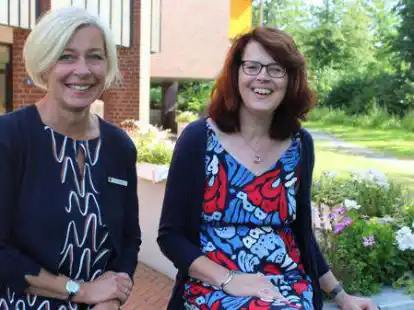 Seit 40 Jahren beim Landkreis t&auml;tig: Landr&auml;tin Karin Harms (links) ist dankbar f&uuml;r die langj&auml;hrige Mitarbeit von Doris L&uuml;ers.