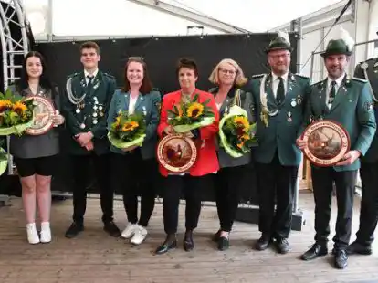 Das neue Gemeindek&ouml;nigshaus (v.l.): Merle R&uuml;scher, Lina Brauer, Mattes Wichmann, Fentke Stolle, Michaela Schramm, Sabine Strempler, Frank T&ouml;njes, Udo Parchert und Martin Schiller.
