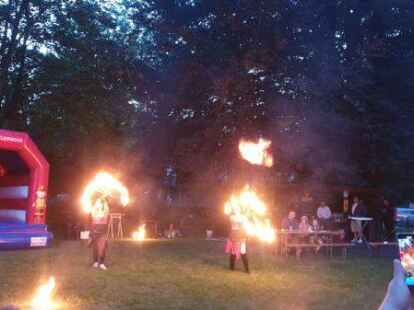 Spektakul&auml;re Feuershow: Die Gruppe &bdquo;Devilsfire&ldquo; aus Ritterhude begeistere die G&auml;ste des Sommerfests im Apfelgarten.