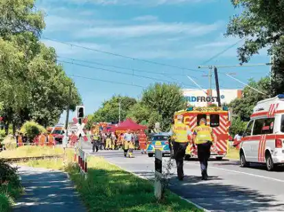 Gro&szlig;aufgebot an Hilfskr&auml;ften: Aus dem gesamten Umland waren nach dem schrecklichen Unfall am Bahn&uuml;bergang Liethe Retter nach Rastede gekommen.