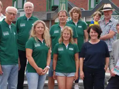 Das neue Organisationsteam des Jever-Fun-Laufs (gr&uuml;ne T-Shirts) mit Vertretern des Friesischen Brauhauses als Hauptsponsor und dem HFC-Vorsitzenden, dessen Enkel nat&uuml;rlich beim Bambini-Lauf mitmacht.