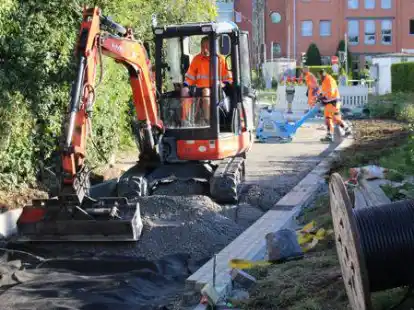 Der Bahnpatt wird derzeit saniert. Hier wird im Rahmen der Stadtsanierung das bereits an mehreren Stellen in Elsfleth verwendete Pflaster in Niendorfer Beige verlegt.