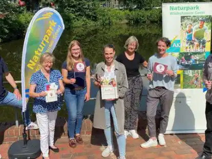 Planen den Tag der Regionen in der Wildeshauser Geest: (von links) Arne Kunz (Gemeinde Gro&szlig;enkneten), Reinhild Olma (VHS Landkreis Diepholz und Stadt Bassum), Lea M&ouml;ller (Gemeinde D&ouml;tlingen), Silke Perin (Stadt Twistringen), Iris Gallmeister und Victoria Reischl (beide Naturpark Wildeshauser Geest), Sebastian Schwarzenfels (Gemeinde Stuhr).