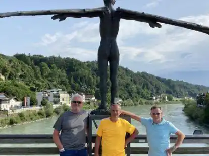 Eine au&szlig;ergew&ouml;hnliche Radtour machten jetzt  die Friesoyther Rainer von Garrel (von links), Andreas Brand und Andreas Nitschke. Hier stehen sie an der deutsch-&ouml;sterreichischen Grenze in Burghausen.