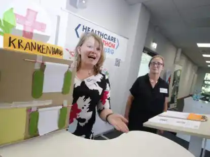 Pr&auml;sentierten ihre nachhaltige L&ouml;sung exemplarisch an ihrem Krankenhaus-Prototyp: Julia Narozny (FSJlerin im Klinikum) und Christa Malessa (Projektmanagerin im Klinikum) (von links) von &bdquo;Green Hospital&ldquo;