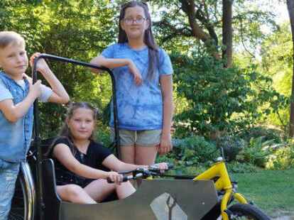 Freuen sich auf das Seifenkistenrennen in D&ouml;tlingen am 3. September: (von links) Antem, Anastasia und Sofia.