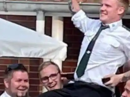 K&ouml;nig Kevin Gawlitza wird von Mitsch&uuml;tzen bejubelt.