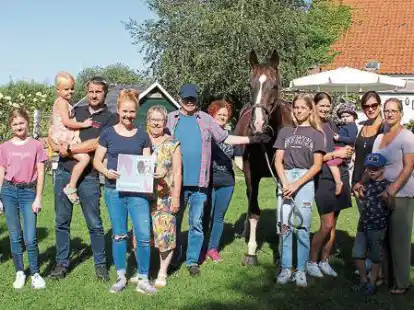 Ohne sie geht es nicht: Freunde und Verwandte von Joachim Strahler (mit Tochter Alia auf dem Arm) helfen auf dem Hof, wo es geht. Auch Tochter Mia (7. von rechts) fasst bei jeder Gelegenheit mit an, um die Tiere zu versorgen.