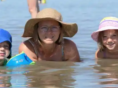 Die Urlauberin Angelika mit ihren Kindern Nils und Josefine in Dangast am Meer