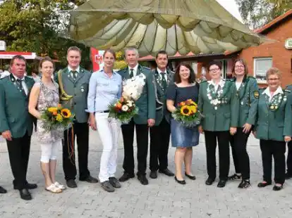 Amtieren seit 2019: die K&ouml;nigsh&auml;user in B&uuml;hren. (von links) Wolfgang Helms und Heiko Wittrock (beide Vorstand), Insa und Oliver Pleus, Sonja und Maik Plate (K&ouml;nig), Ralf und Heide St&ouml;ver,  Marion Meyer (K&ouml;nigin), Kristin Huntemann, B&auml;rbel Thuns, Marco Sch&ouml;n und Reinhard Bocklage.