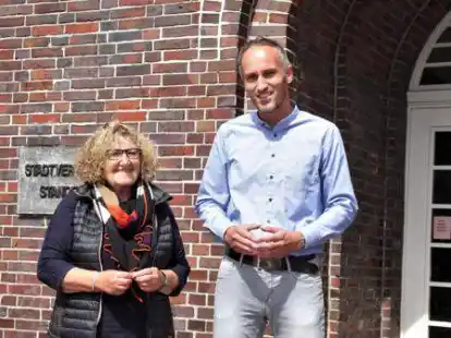 Seit 20 Jahren als G&auml;stef&uuml;hrerin unterwegs: Inge Gradl mit dem Touristik-Vorsitzenden Markus Berg.