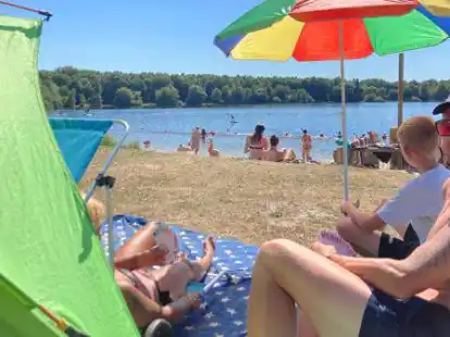 Kartenspielen in Urlaubsidylle: Der Ramsloher Michael Plaggenborg verbringt gerne Zeit mit seiner Familie am Hollener See.