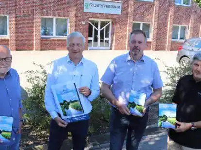 Sie freuen sich, die Chronik der Friesoyther Wasseracht beim Tag der offenen T&uuml;r  (von links) vorstellen zu k&ouml;nnen: Martin Pille, Martin Windhaus, Norbert Schulte und Matthias Heimann.
