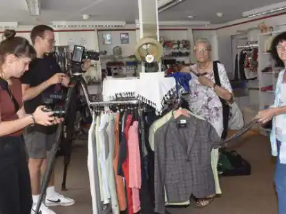 Anastasia und Kenneth, die im Auftrag der Lotto-Sport-Stiftung vor Ort waren,  filmten und interviewten Erika Pichler (links) und Karin Gebauer.