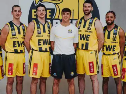 Neue Gesichter in Oldenburg: Max DiLeo (von links), Trey Drechsel, Tanner Leissner, Trainer Pedro Calles, Owen Klassen, MaCio Teague, DeWayne Russell. Es fehlt: Kenneth Ogbe (Nationalmannschaft).
